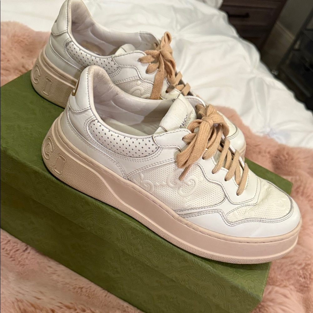 Gucci Women's Cream and Tan Sneakers - Picture 2 of 8